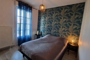 a bedroom with a bed and a wall with a wallpaper at Appartement Chic Gold - 5min Disneyland in Serris