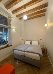 a bedroom with a bed in a room with wooden ceilings at 't hart van Schiedam in Schiedam