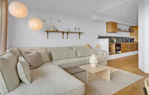 凱特明納的住宿－Awesome Apartment In Kerteminde With House Sea View，白色的客厅配有沙发和桌子