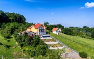 una vista aerea di una casa su una collina con giardino di Amazing Home In Varazdinske Toplice With 5 Bedrooms, Wifi And Swimming Pool a Varaždinske Toplice