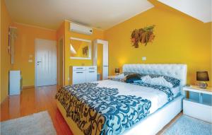 ein Schlafzimmer mit einem Bett und einer gelben Wand in der Unterkunft 5 Bedroom Awesome Home In Varazdinske Toplice in Varaždinske Toplice