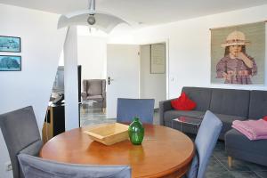 ein Wohnzimmer mit einem Tisch und einem Sofa in der Unterkunft Hamburg App. 09 in Ahlbeck