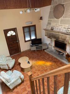 an overhead view of a living room with a fireplace at Maison de vacances 