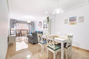 a dining room and living room with a table and chairs at 090 Apartamento Imperial in Torrevieja