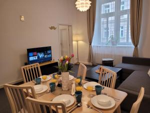 Televízia a/alebo spoločenská miestnosť v ubytovaní Little Tom Apartments