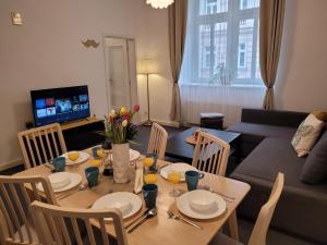 Televízia a/alebo spoločenská miestnosť v ubytovaní Little Tom Apartments