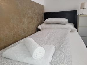 Posteľ alebo postele v izbe v ubytovaní Little Tom Apartments