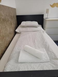 Posteľ alebo postele v izbe v ubytovaní Little Tom Apartments