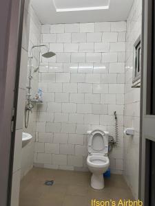 La salle de bains blanche est pourvue d'une douche et de toilettes. dans l'établissement Ifson Home 2, à Kankamsen