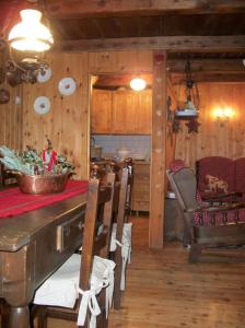 una cocina con mesa y sillas en una cabaña en Appartamento Lo Bou, en Valsavarenche