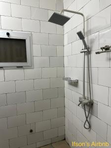 a shower with a window and a shower head at Ifson Home 2 in Kankamsen