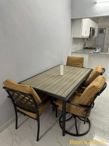 - une table à manger et des chaises dans la cuisine dans l'établissement Ifson Home 2, à Kankamsen