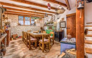 uma cozinha com uma mesa de madeira e cadeiras em Lovely Home In Kostrena With Kitchen em Kostrena