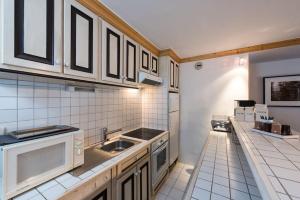 Kuchyňa alebo kuchynka v ubytovaní Appartement 3 chambres au cœur de Courchevel 1850