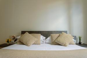 a large bed with white sheets and pillows at Homelink Firenze - Charlotte in Florence