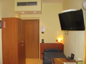 TV a/nebo společenská místnost v ubytování Albergo Hotel Giardino