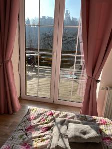 Een bed of bedden in een kamer bij Chaloupka Hluboká - Family holidays in South Bohemia