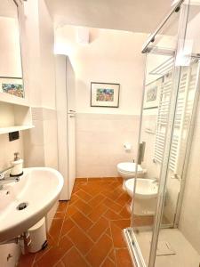 ein Badezimmer mit 2 WCs, einem Waschbecken und einer Dusche in der Unterkunft Maila Apartments 25min from Florence in Prato