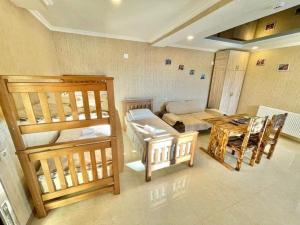 ein Wohnzimmer mit einem Tisch und einem Sofa in der Unterkunft HORIZONT in Bakuriani