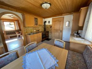 a kitchen and dining room with a table and chairs at Ferienhaus Reinhard Steiner in Hinterbichl