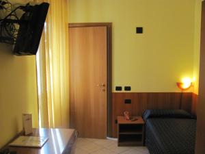 Televiisor ja/või meelelahutuskeskus majutusasutuses Albergo Hotel Giardino