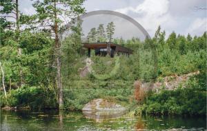 uma casa numa colina ao lado de um corpo de água em Beautiful Home In Holmsj With Sauna em Holmsjö