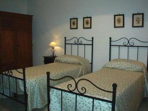 焦約薩馬雷阿的住宿－Residence L'uliveto，卧室设有两张单人床和两盏灯。