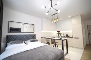 Un pat sau paturi într-o cameră la EXCLUSIVE Apartamenty Lotnicza , PARKING