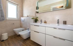 Koupelna v ubytování Three-Bedroom Holiday Home In Sibenik