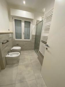 La salle de bains est pourvue de toilettes, d'une douche et d'un lavabo. dans l'établissement APPARTAMENTO VENERE, à Cecina