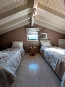 una camera con due letti e un tavolo di Heraklia's house a Perama