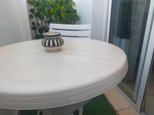 un jarrón sentado sobre una mesa blanca en Entire Apartment, en Agadir