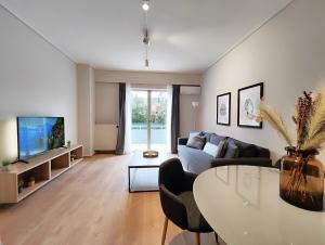 uma sala de estar com um sofá e uma televisão em Etolou A2 - by Verde Apartments em Atenas