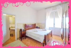 ガリポリにあるB&B Mareggiataのベッドルーム1室(ベッド1台、大きな窓付)