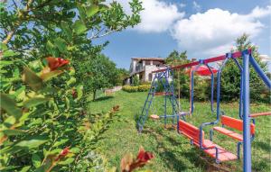 - une aire de jeux avec toboggan dans la cour dans l'établissement Awesome Home In Visnjan With Jacuzzi, à Višnjan