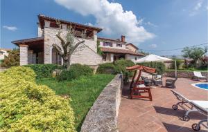 une maison avec une terrasse et une piscine dans l'établissement Awesome Home In Visnjan With Jacuzzi, à Višnjan
