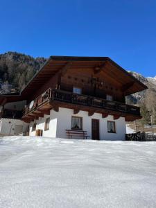 ein Gebäude mit einem Dach mit Schnee davor in der Unterkunft Ferienhaus Reinhard Steiner in Hinterbichl