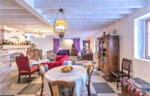 een woonkamer met een tafel met een fruitschaal erop bij 5 Bedroom Stunning Home In Milna in Milna
