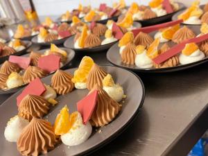 uma fila de pratos de sobremesas numa mesa em Hôtel restaurant et pension soirée étape Bel Air em Balaruc-les-Bains