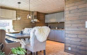 A kitchen or kitchenette at Beautiful Home In Vringsfoss With House A Panoramic View