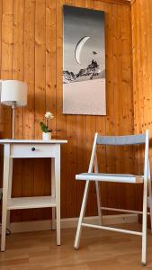 einen Tisch und einen Stuhl neben einem Tisch und einem Schreibtisch in der Unterkunft CLOUD No3, Interlaken in Matten
