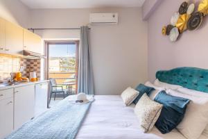 Anna Studio في أمودارا هيراكليو: غرفة نوم بسرير كبير مع أريكة زرقاء
