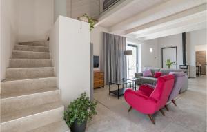 un soggiorno con sedia rossa e divano di Lovely Home In Alviano With Kitchen ad Alviano