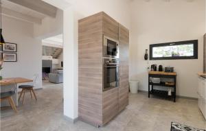 una cucina con grande parete in legno e frigorifero di Lovely Home In Alviano With Kitchen ad Alviano