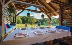 einen Tisch mit Tellern und Servietten darüber in der Unterkunft Beautiful Home In Gornji Zvecaj With Sauna in Gornji Zvečaj