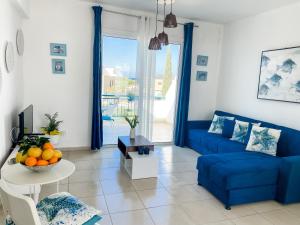 een woonkamer met een blauwe bank en een tafel bij LATSI BLUE LAGOON 12 in Lachi