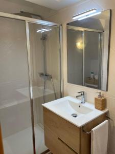 un baño con lavabo y ducha en Sunset Dream, casa en la playa con terraza, en La Laguna 42 fotos más