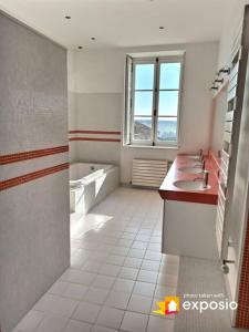 La salle de bains est pourvue d'une baignoire, d'un lavabo et d'une baignoire. dans l'établissement Le Logis Cholet 49300 lieu exceptionnel en famille ou amis, à Mazières-en-Mauges
