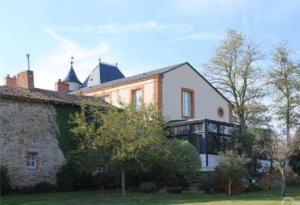 una gran casa blanca con techo en Le Logis Cholet 49300 lieu exceptionnel en famille ou amis, en Mazières-en-Mauges