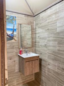 uma casa de banho com um lavatório e um espelho em Wadi Rum Khalid luxury camp em Wadi Rum